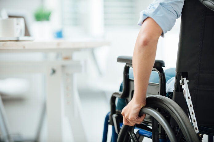 disabilità donna in sedia a rotelle